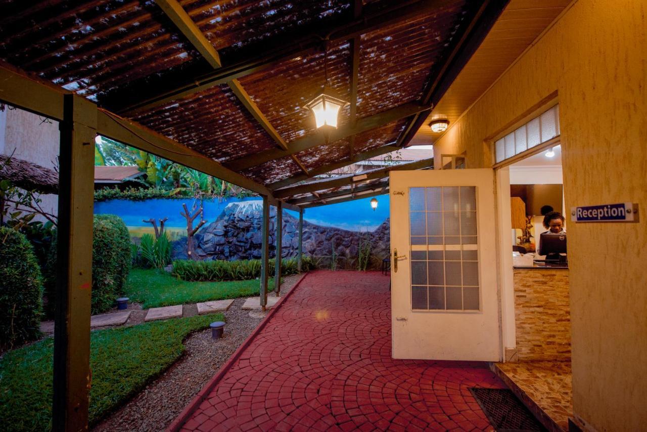 Crest Safari Lodge Bed And Breakfast Arusha Buitenkant foto