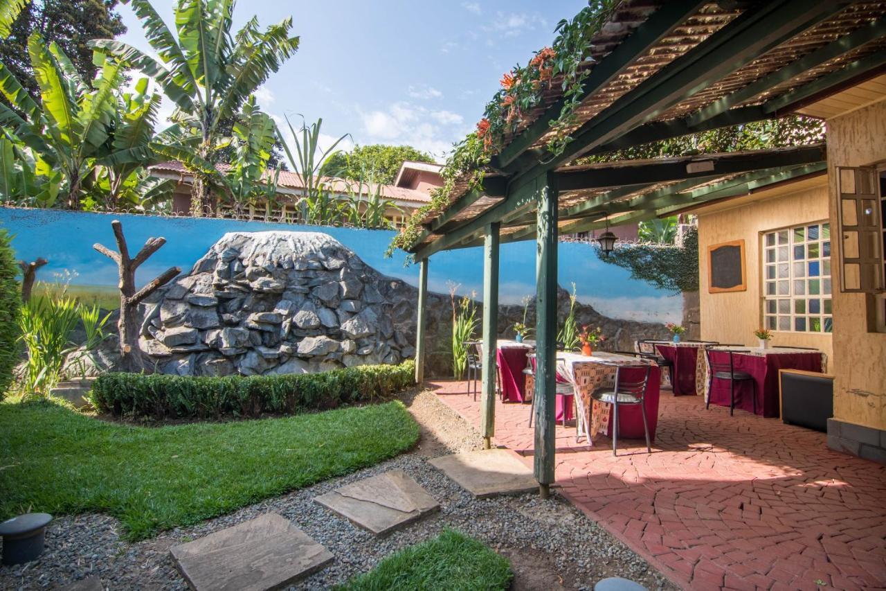 Crest Safari Lodge Bed And Breakfast Arusha Buitenkant foto
